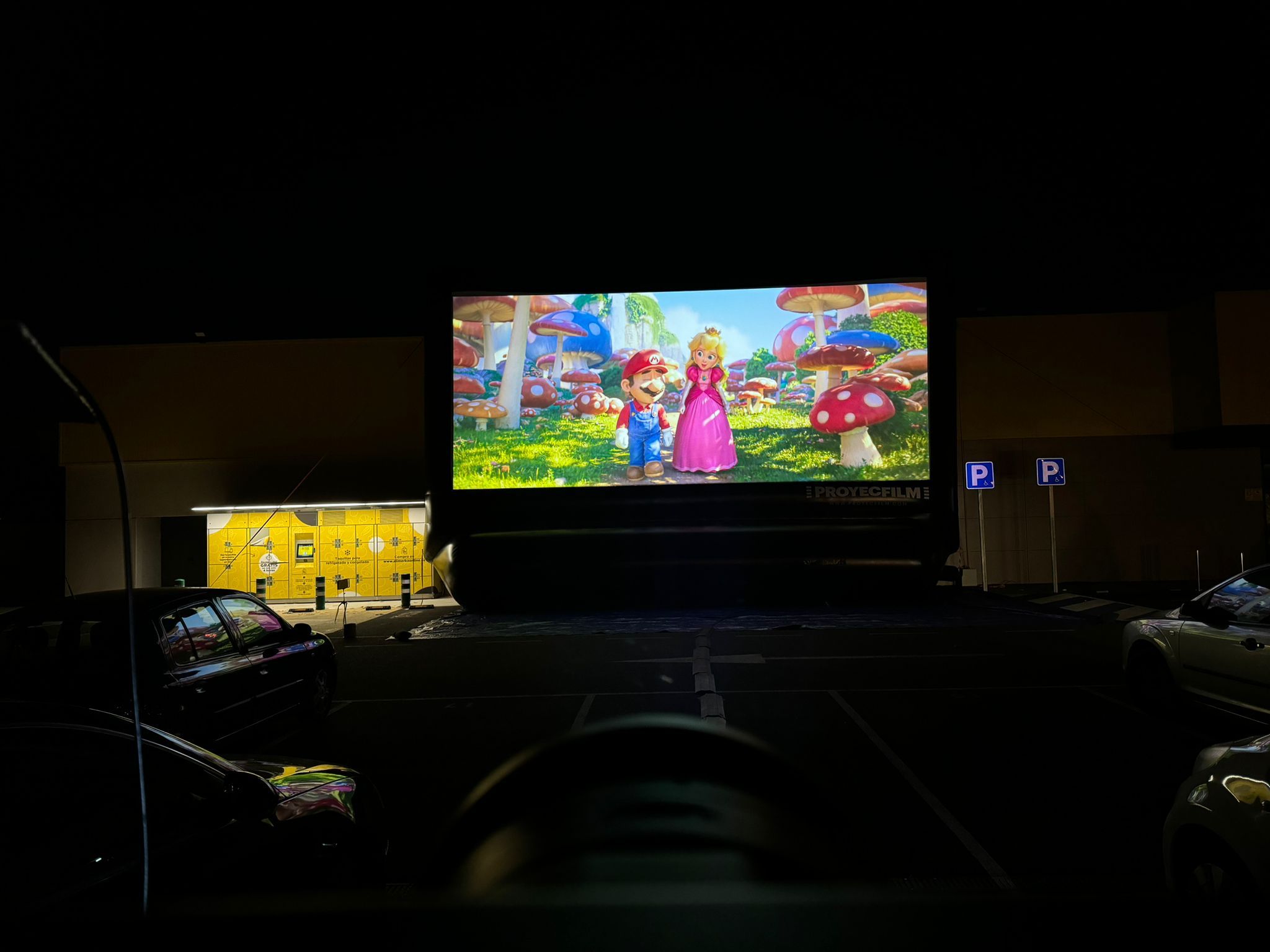 Pantalla hinchable en autocine